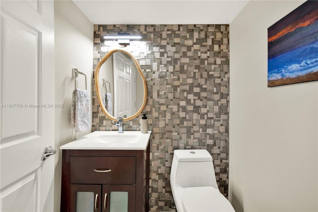 合同活跃: $625,000 (4 贝兹, 2 浴室, 1956 平方英尺)