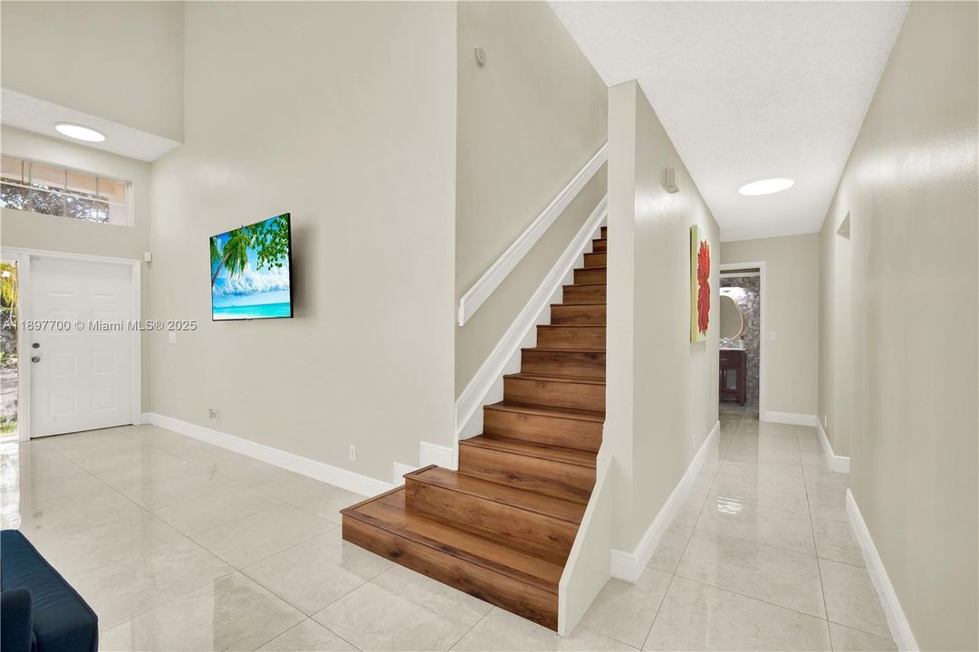 合同活跃: $625,000 (4 贝兹, 2 浴室, 1956 平方英尺)