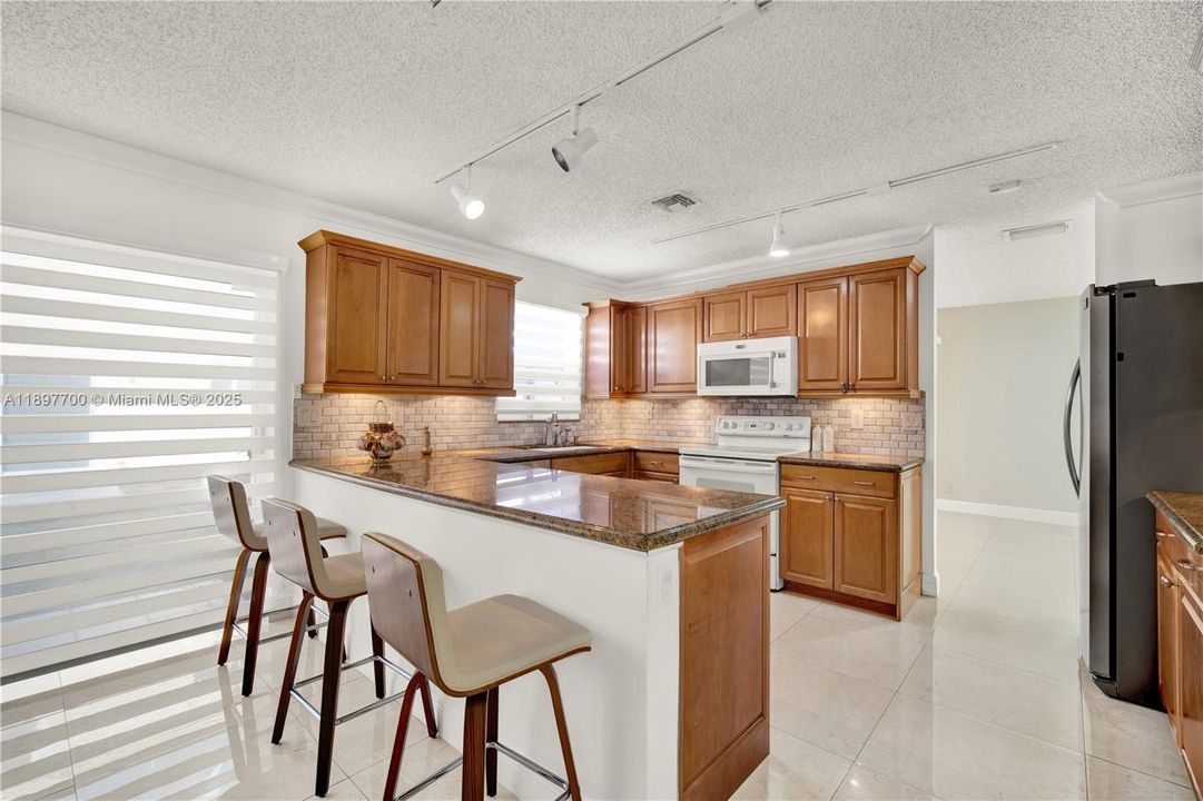 合同活跃: $625,000 (4 贝兹, 2 浴室, 1956 平方英尺)