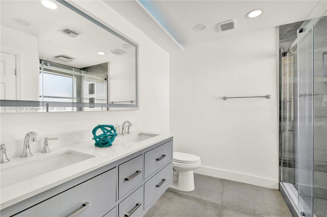 合同活跃: $625,000 (4 贝兹, 2 浴室, 1956 平方英尺)