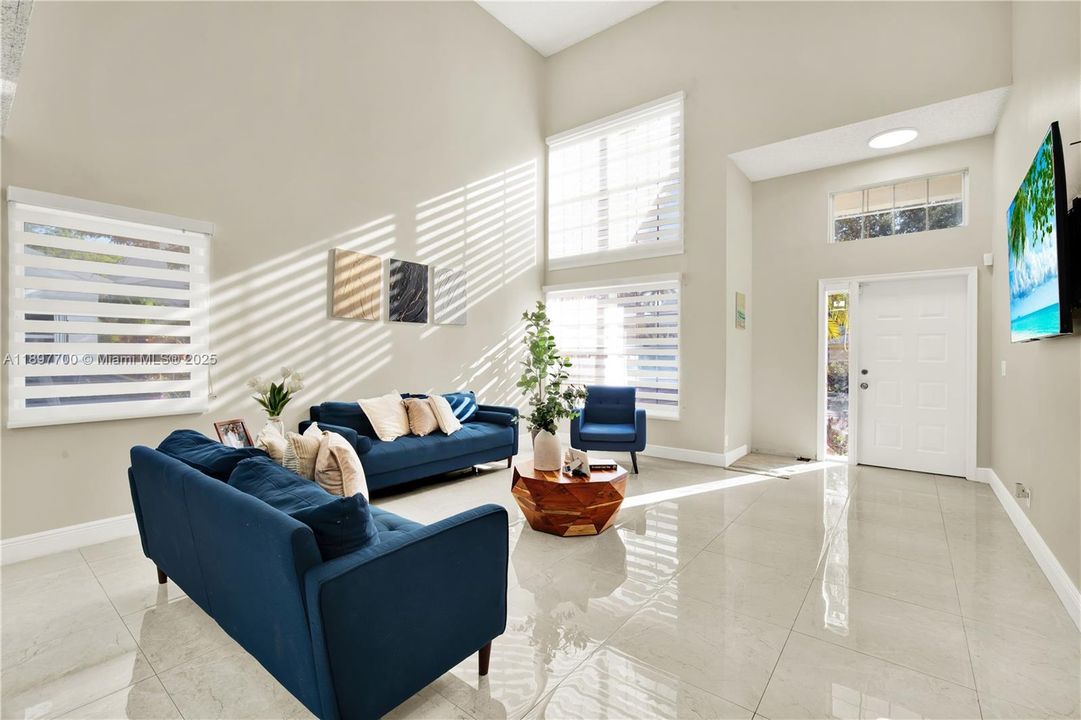 合同活跃: $625,000 (4 贝兹, 2 浴室, 1956 平方英尺)