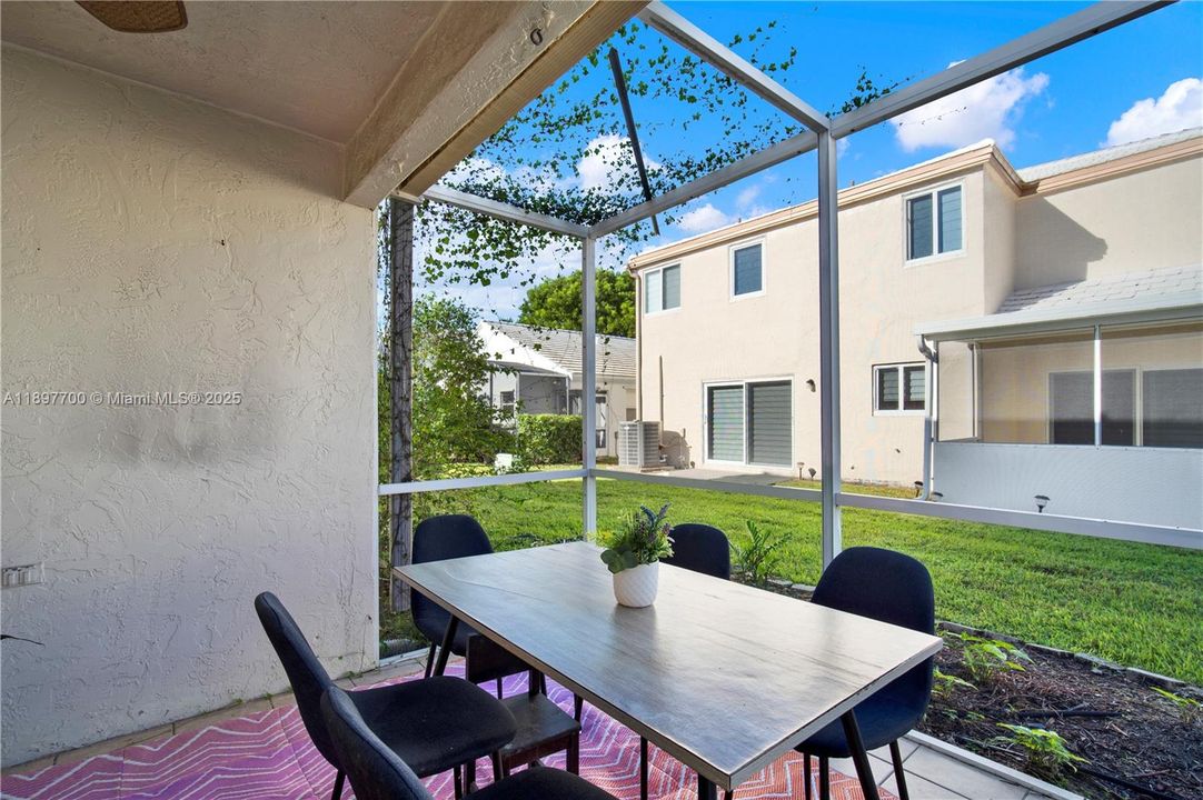 合同活跃: $625,000 (4 贝兹, 2 浴室, 1956 平方英尺)