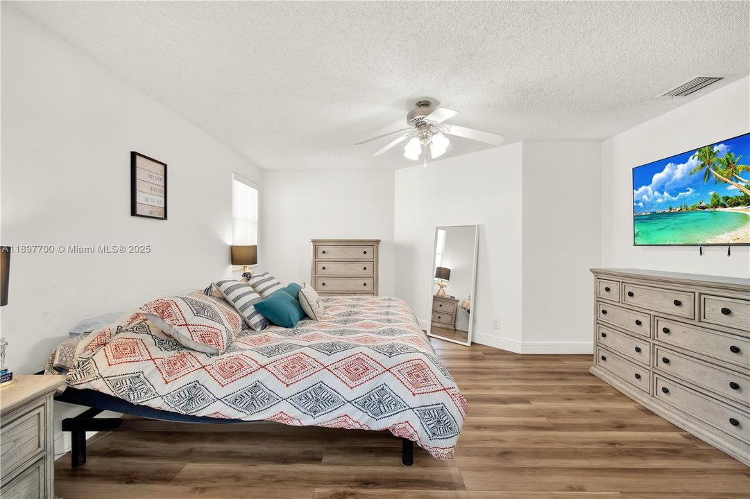 合同活跃: $625,000 (4 贝兹, 2 浴室, 1956 平方英尺)