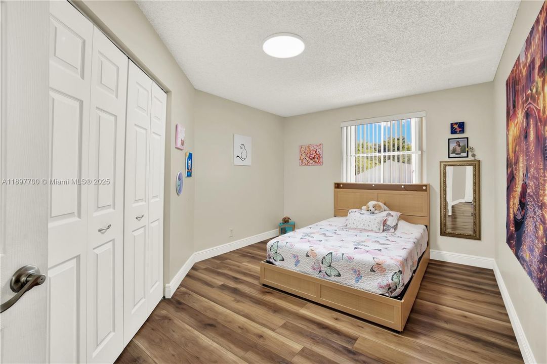 合同活跃: $625,000 (4 贝兹, 2 浴室, 1956 平方英尺)