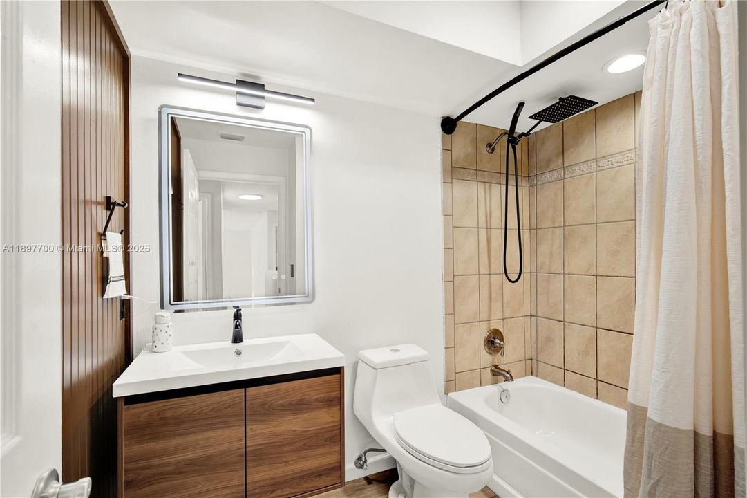 合同活跃: $625,000 (4 贝兹, 2 浴室, 1956 平方英尺)