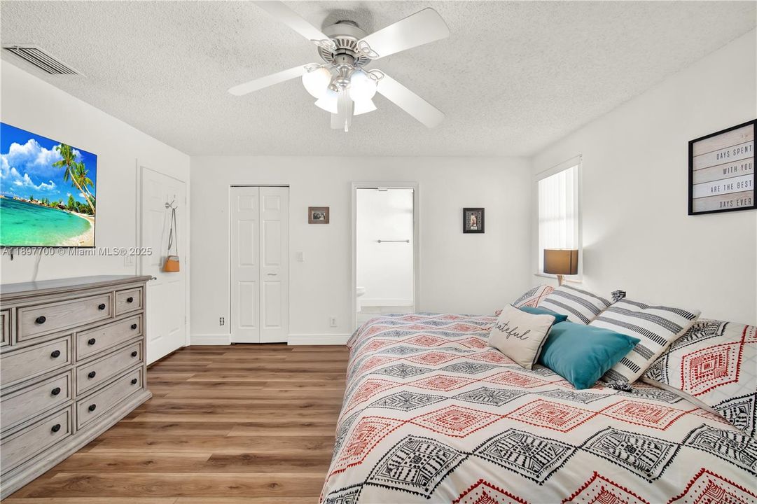 合同活跃: $625,000 (4 贝兹, 2 浴室, 1956 平方英尺)