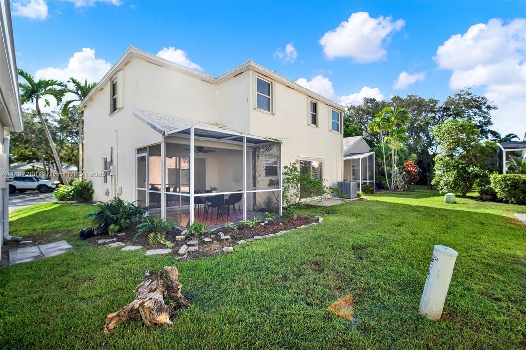 合同活跃: $625,000 (4 贝兹, 2 浴室, 1956 平方英尺)