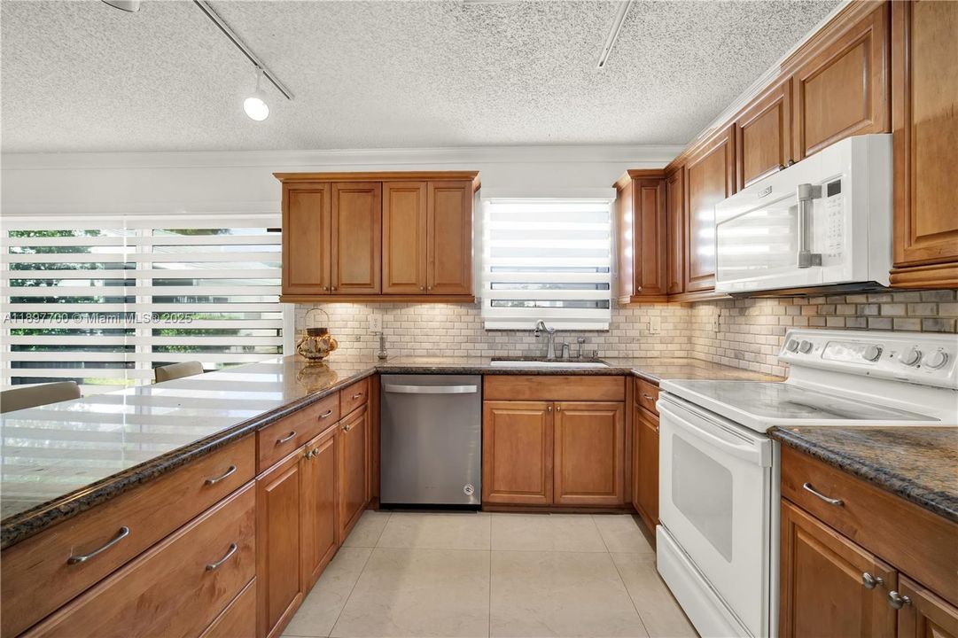 合同活跃: $625,000 (4 贝兹, 2 浴室, 1956 平方英尺)