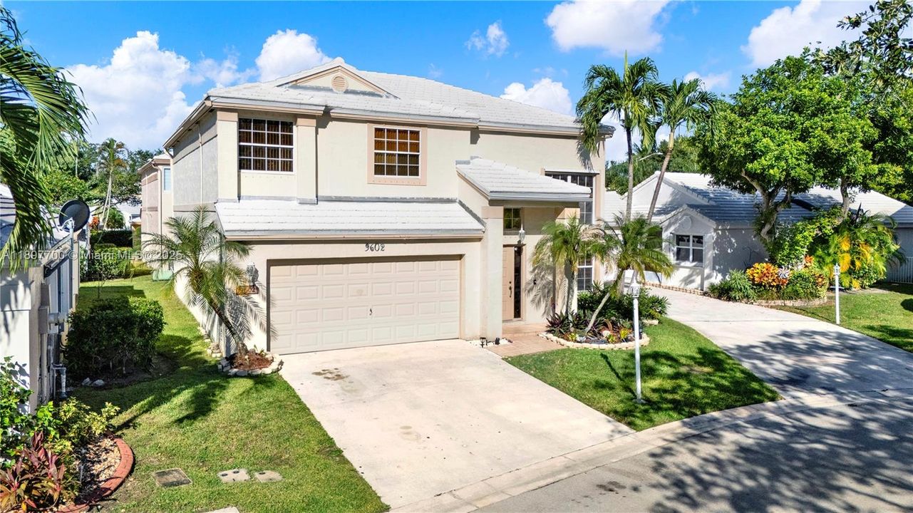 合同活跃: $625,000 (4 贝兹, 2 浴室, 1956 平方英尺)