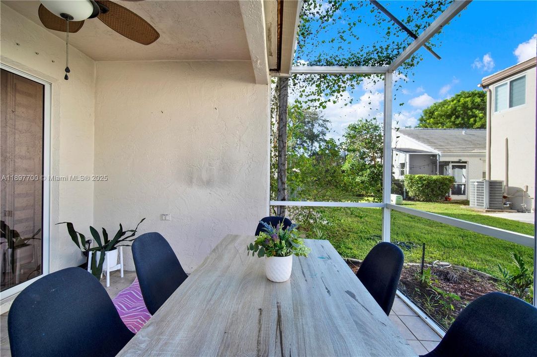 合同活跃: $625,000 (4 贝兹, 2 浴室, 1956 平方英尺)