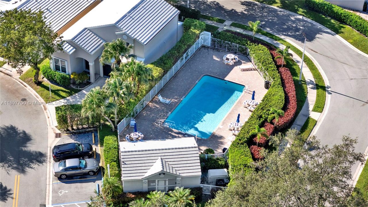 合同活跃: $625,000 (4 贝兹, 2 浴室, 1956 平方英尺)