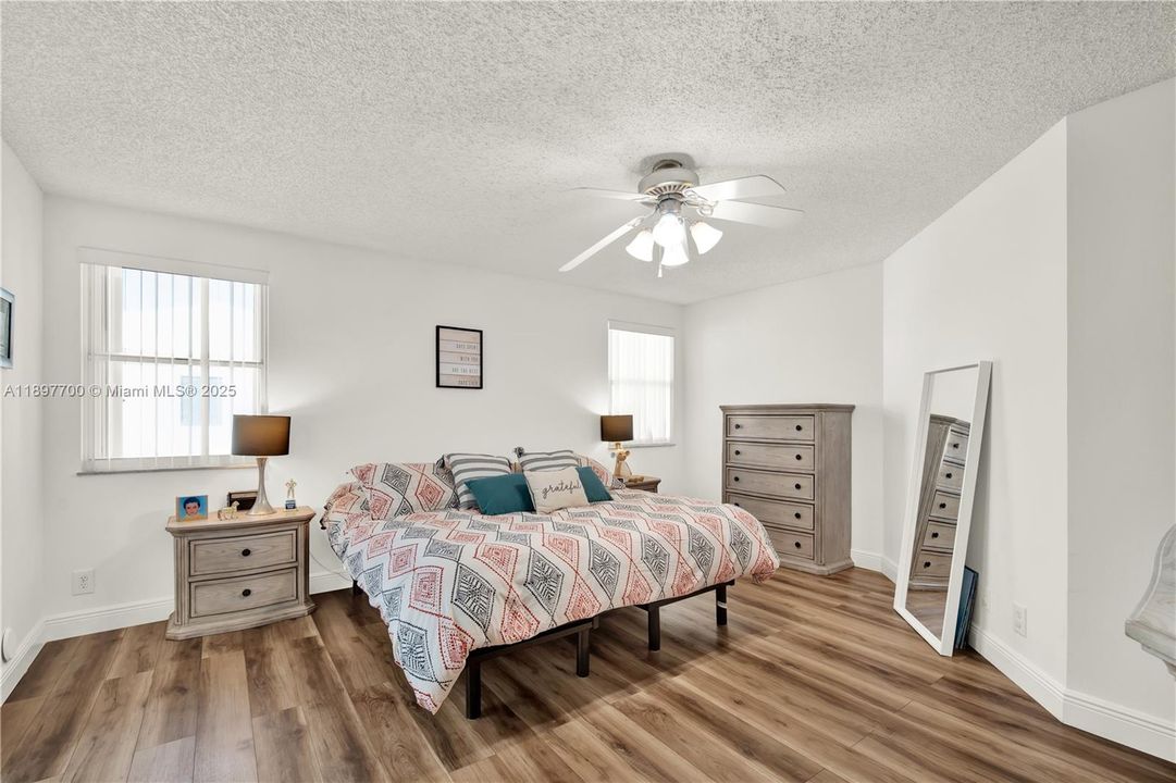 合同活跃: $625,000 (4 贝兹, 2 浴室, 1956 平方英尺)