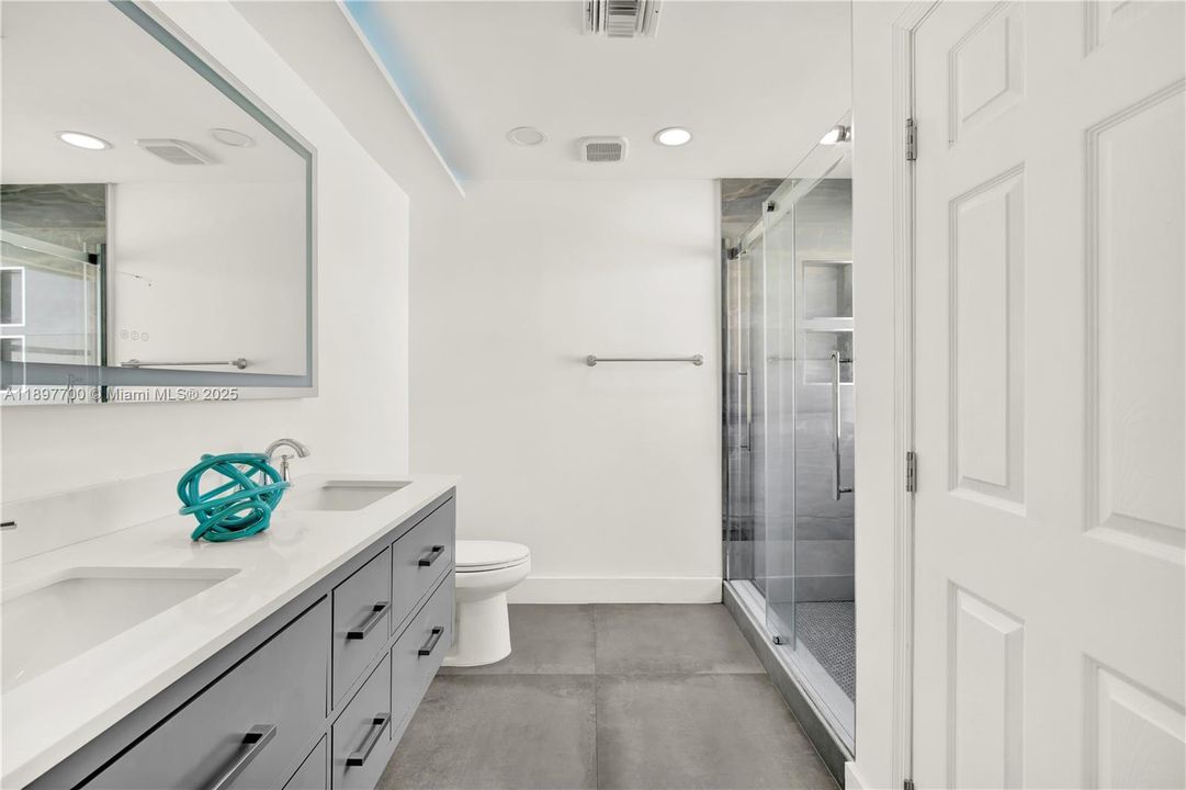 合同活跃: $625,000 (4 贝兹, 2 浴室, 1956 平方英尺)