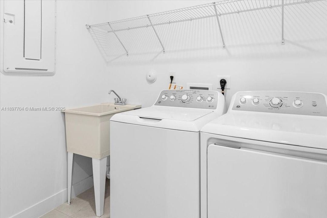 В аренду: $6,900 (5 спален, 4 ванн, 3888 Квадратных фут)