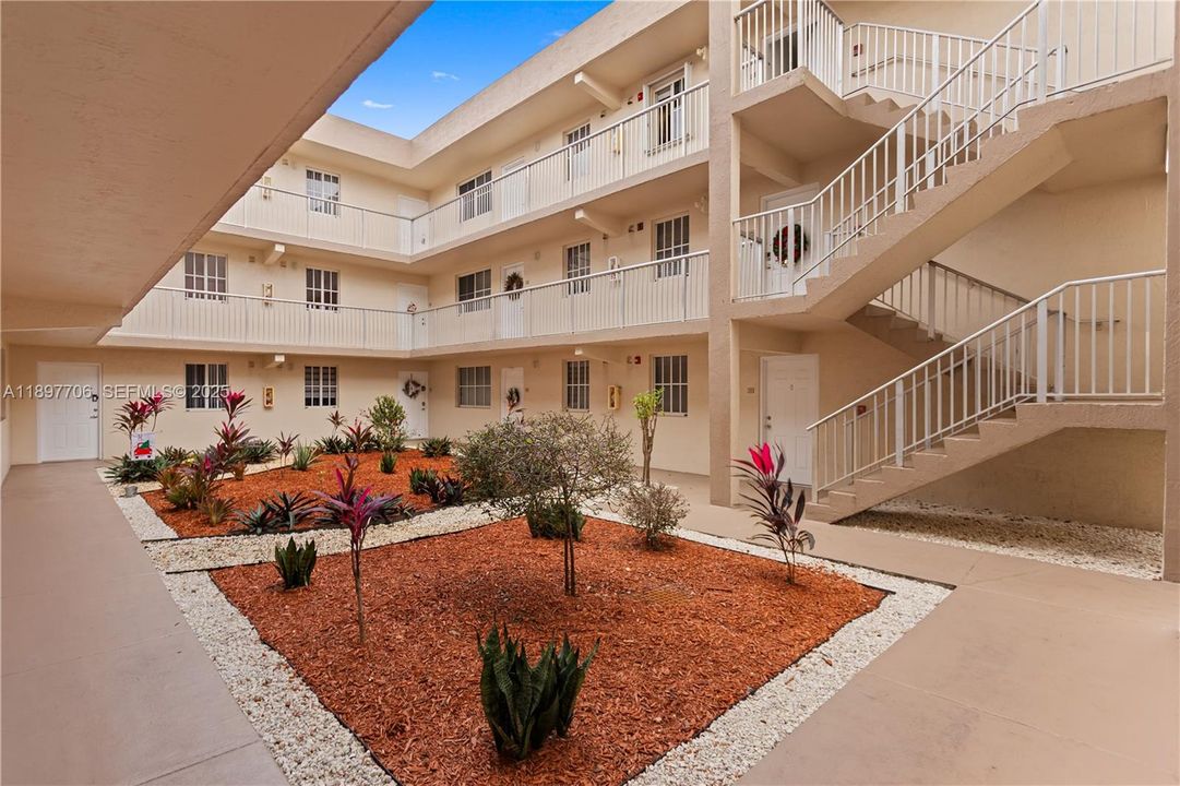 For Rent: $2,300 (2 beds, 2 baths, 1004 Square Feet)