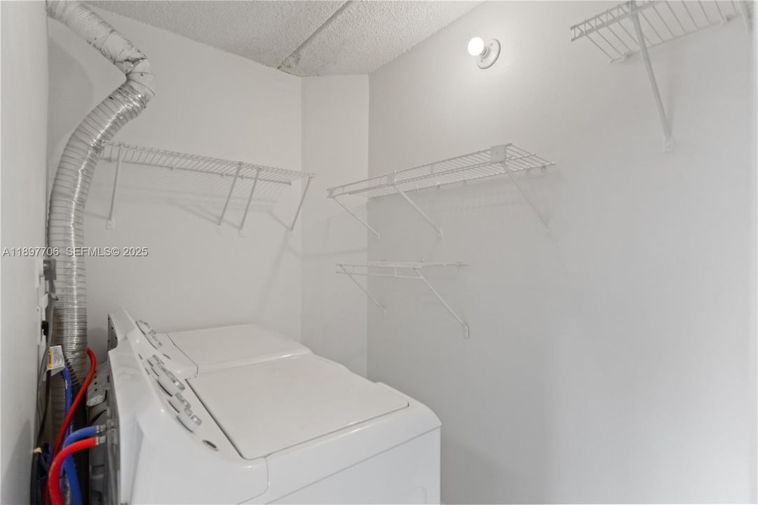 For Rent: $2,300 (2 beds, 2 baths, 1004 Square Feet)