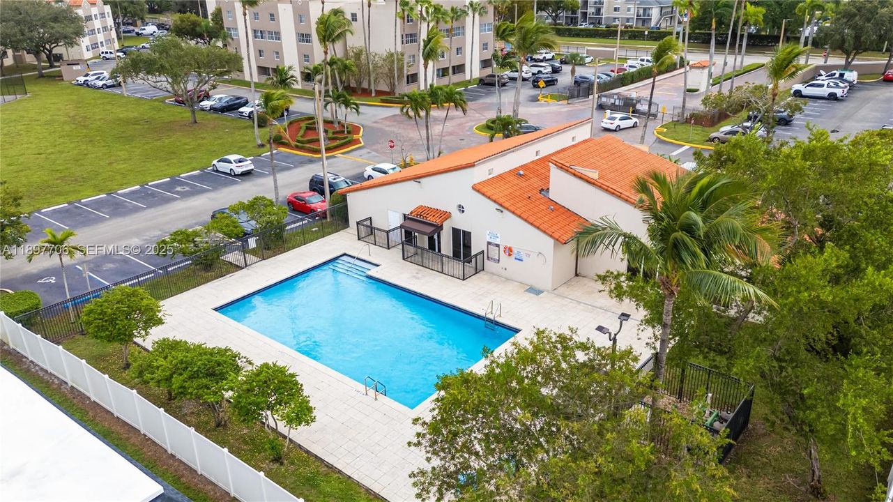 For Rent: $2,300 (2 beds, 2 baths, 1004 Square Feet)