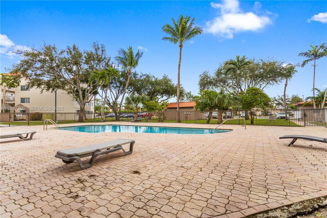 For Rent: $2,300 (2 beds, 2 baths, 1004 Square Feet)