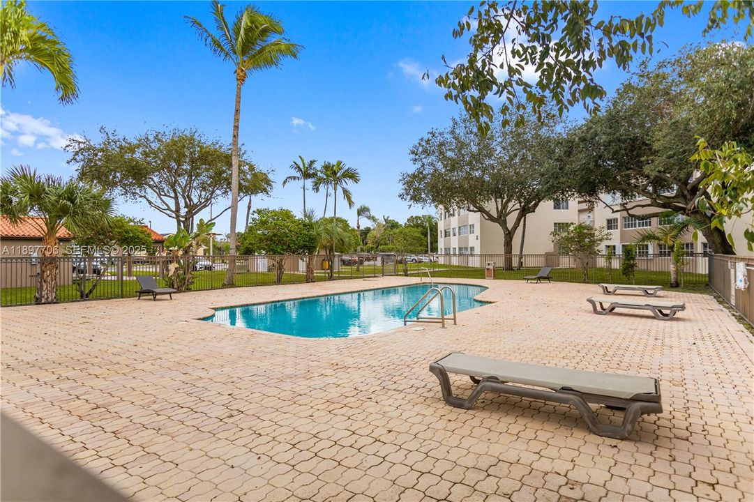 For Rent: $2,300 (2 beds, 2 baths, 1004 Square Feet)