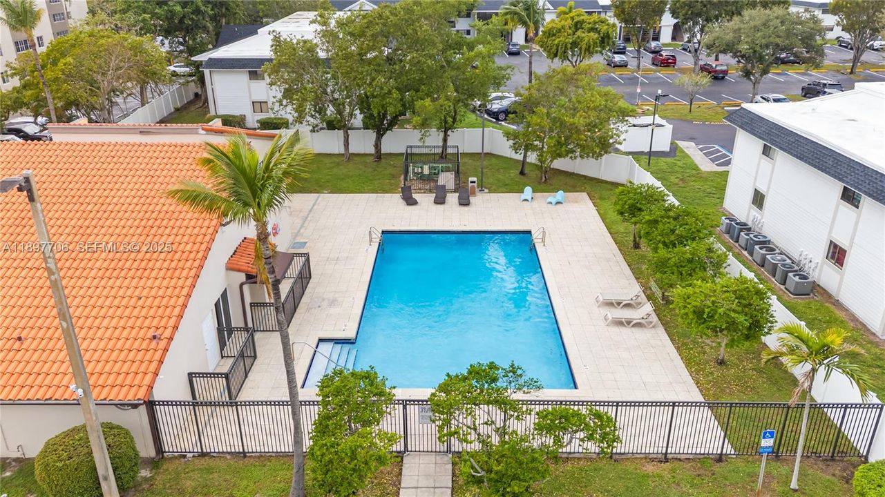 For Rent: $2,300 (2 beds, 2 baths, 1004 Square Feet)