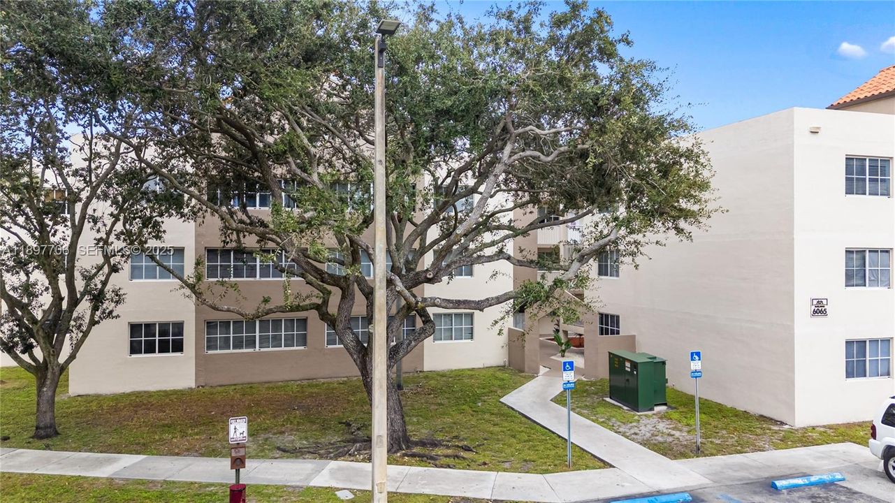 For Rent: $2,300 (2 beds, 2 baths, 1004 Square Feet)