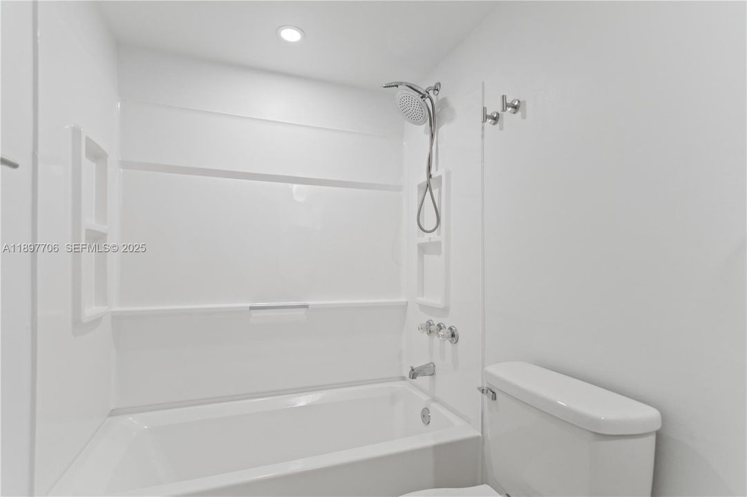 For Rent: $2,300 (2 beds, 2 baths, 1004 Square Feet)