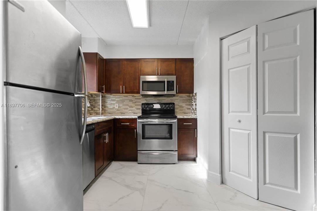 For Rent: $2,300 (2 beds, 2 baths, 1004 Square Feet)