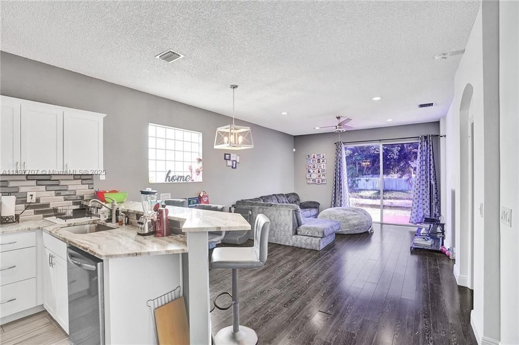 待售: $499,900 (3 贝兹, 2 浴室, 1394 平方英尺)