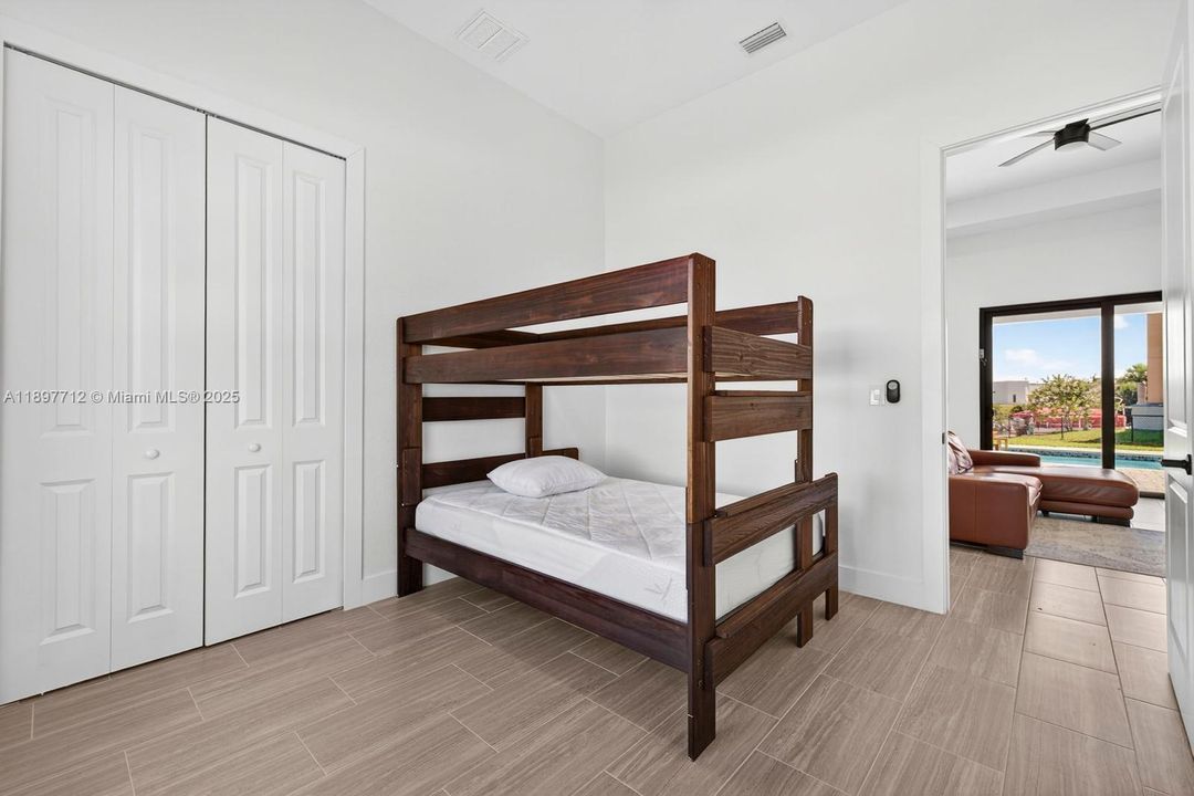 待售: $690,000 (4 贝兹, 3 浴室, 0 平方英尺)