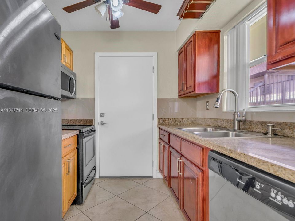 Active With Contract: $333,000 (3 beds, 2 baths, 1054 Square Feet)