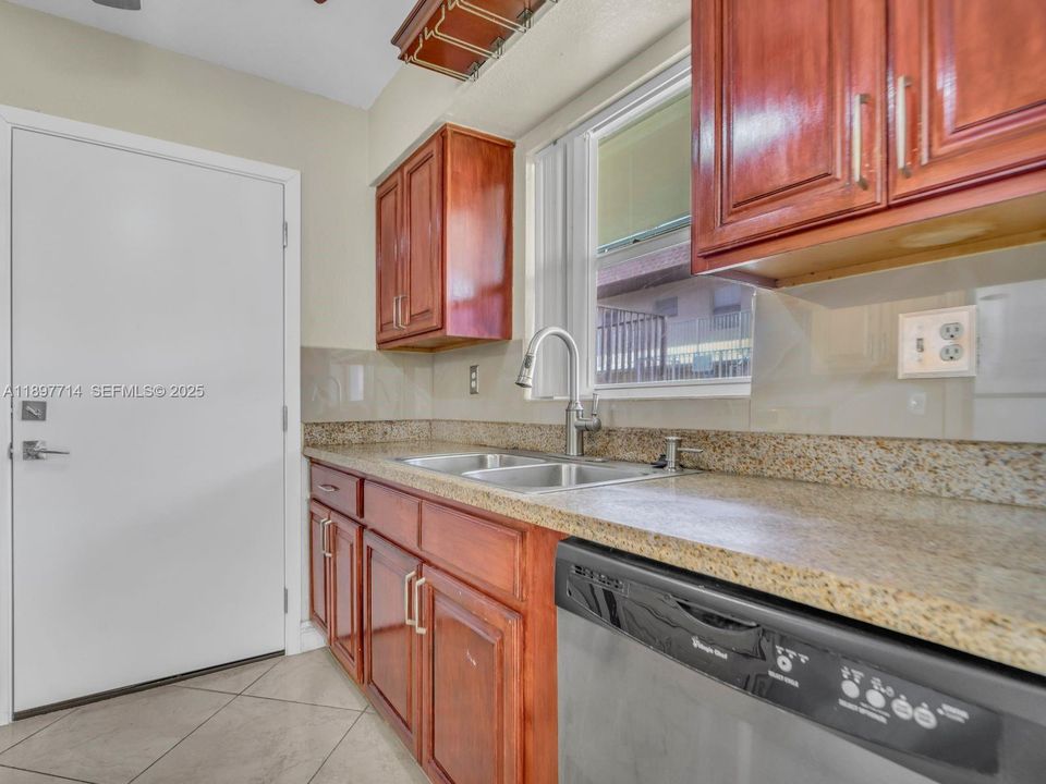 Active With Contract: $333,000 (3 beds, 2 baths, 1054 Square Feet)