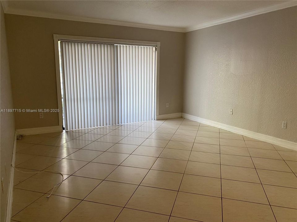 最近售出: $225,000 (1 贝兹, 1 浴室, 670 平方英尺)