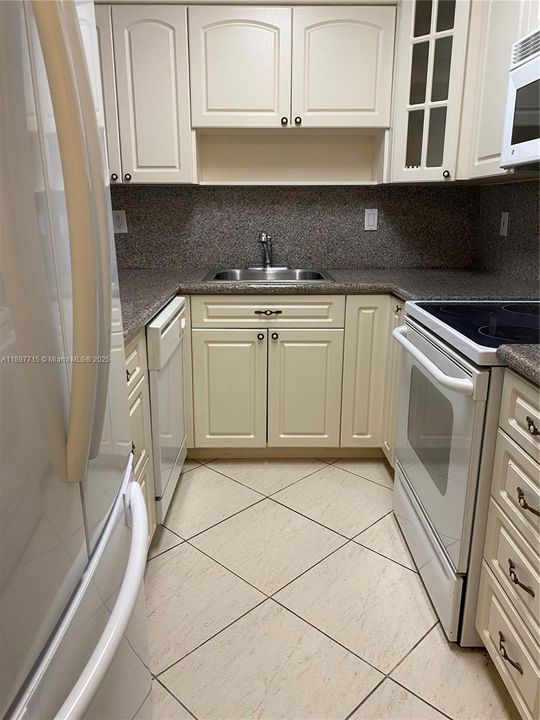 最近售出: $225,000 (1 贝兹, 1 浴室, 670 平方英尺)