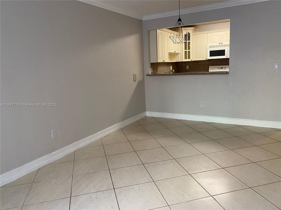 最近售出: $225,000 (1 贝兹, 1 浴室, 670 平方英尺)