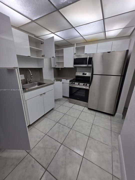 For Sale: $169,000 (1 beds, 1 baths, 740 Square Feet)