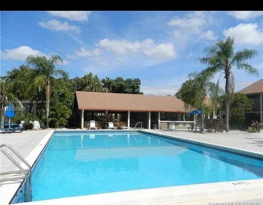 For Sale: $200,000 (2 beds, 2 baths, 910 Square Feet)