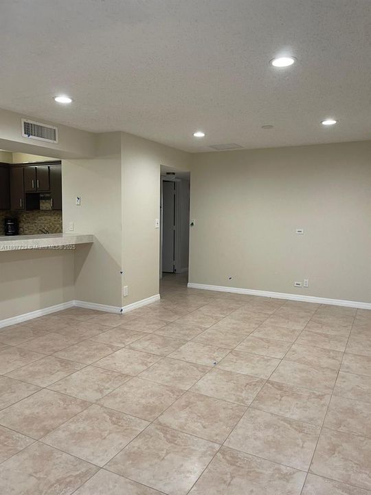 For Sale: $200,000 (2 beds, 2 baths, 910 Square Feet)