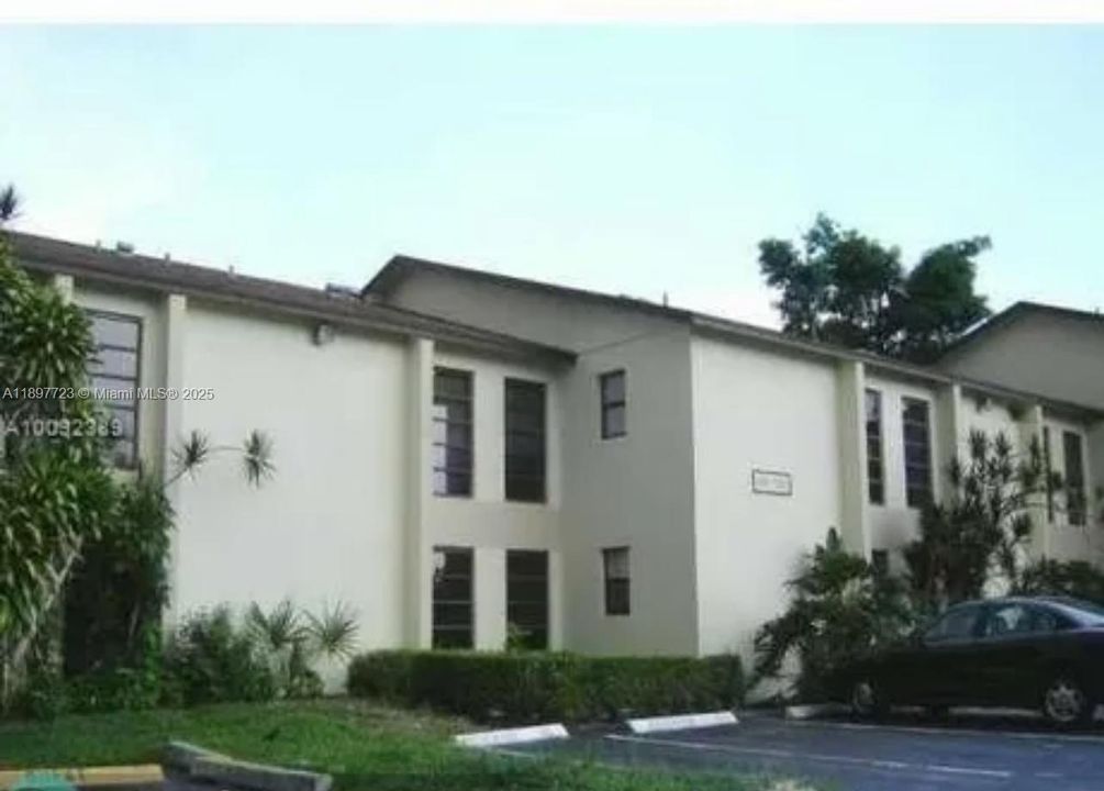 For Sale: $200,000 (2 beds, 2 baths, 910 Square Feet)