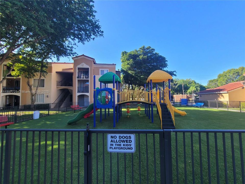 For Sale: $307,000 (3 beds, 2 baths, 1125 Square Feet)