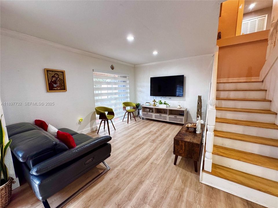 Active With Contract: $498,000 (3 beds, 3 baths, 1727 Square Feet)