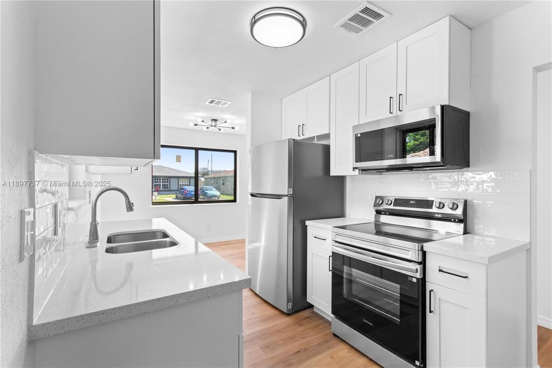 Под контрактом: $429,990 (3 спален, 2 ванн, 1050 Квадратных фут)