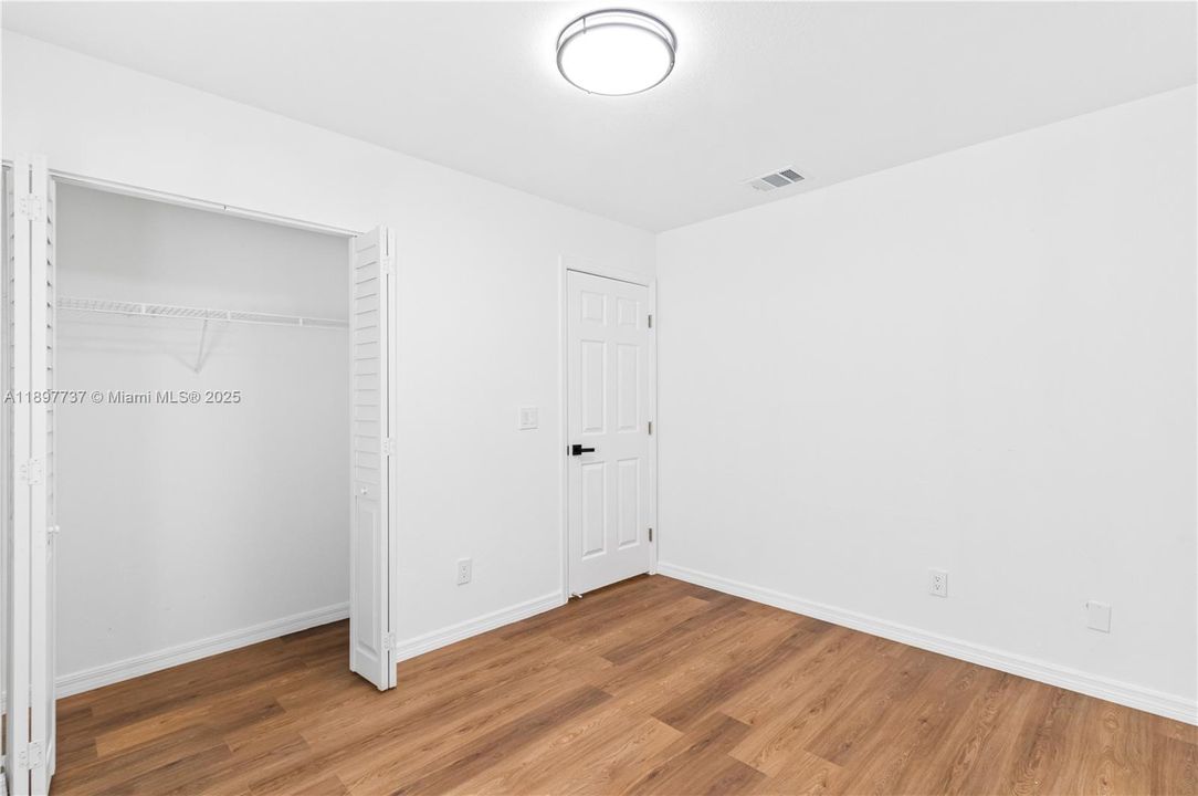 Под контрактом: $429,990 (3 спален, 2 ванн, 1050 Квадратных фут)