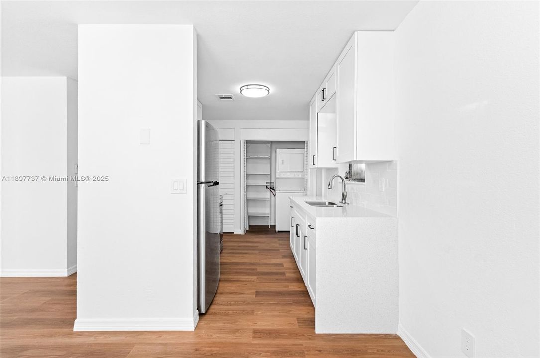 Под контрактом: $429,990 (3 спален, 2 ванн, 1050 Квадратных фут)