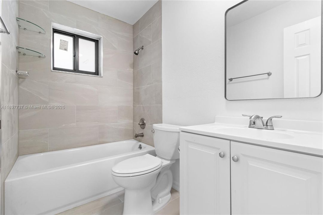 Под контрактом: $429,990 (3 спален, 2 ванн, 1050 Квадратных фут)