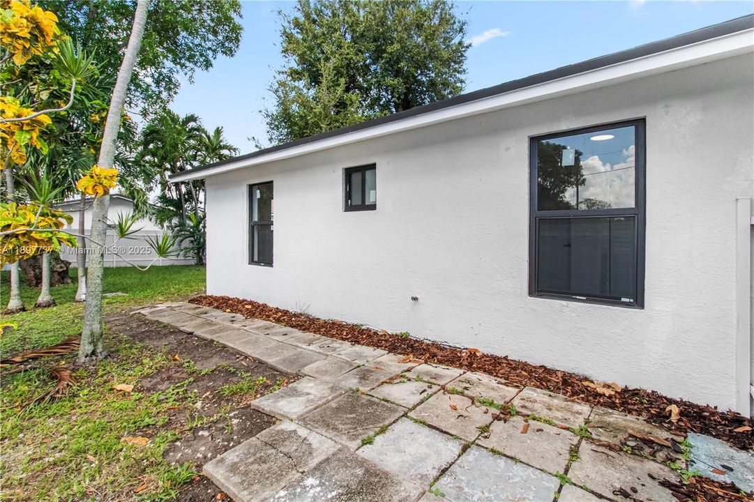 Под контрактом: $429,990 (3 спален, 2 ванн, 1050 Квадратных фут)