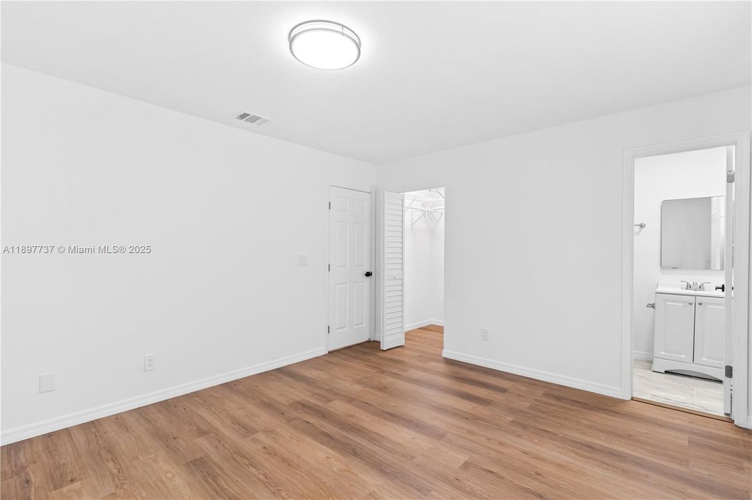 Под контрактом: $429,990 (3 спален, 2 ванн, 1050 Квадратных фут)