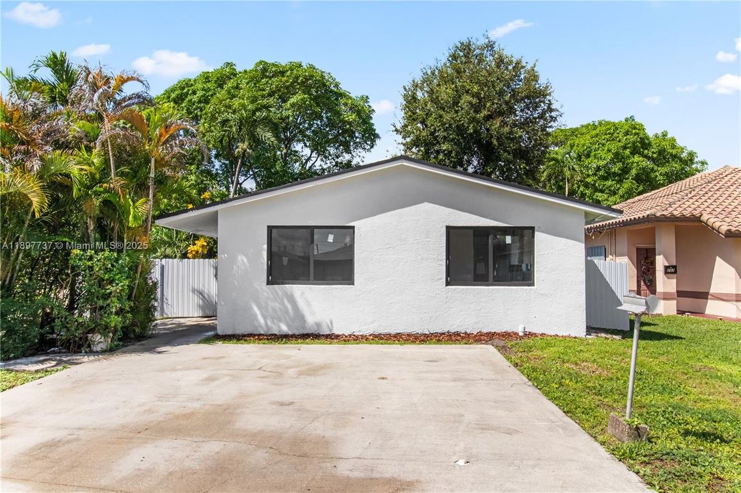 Под контрактом: $429,990 (3 спален, 2 ванн, 1050 Квадратных фут)