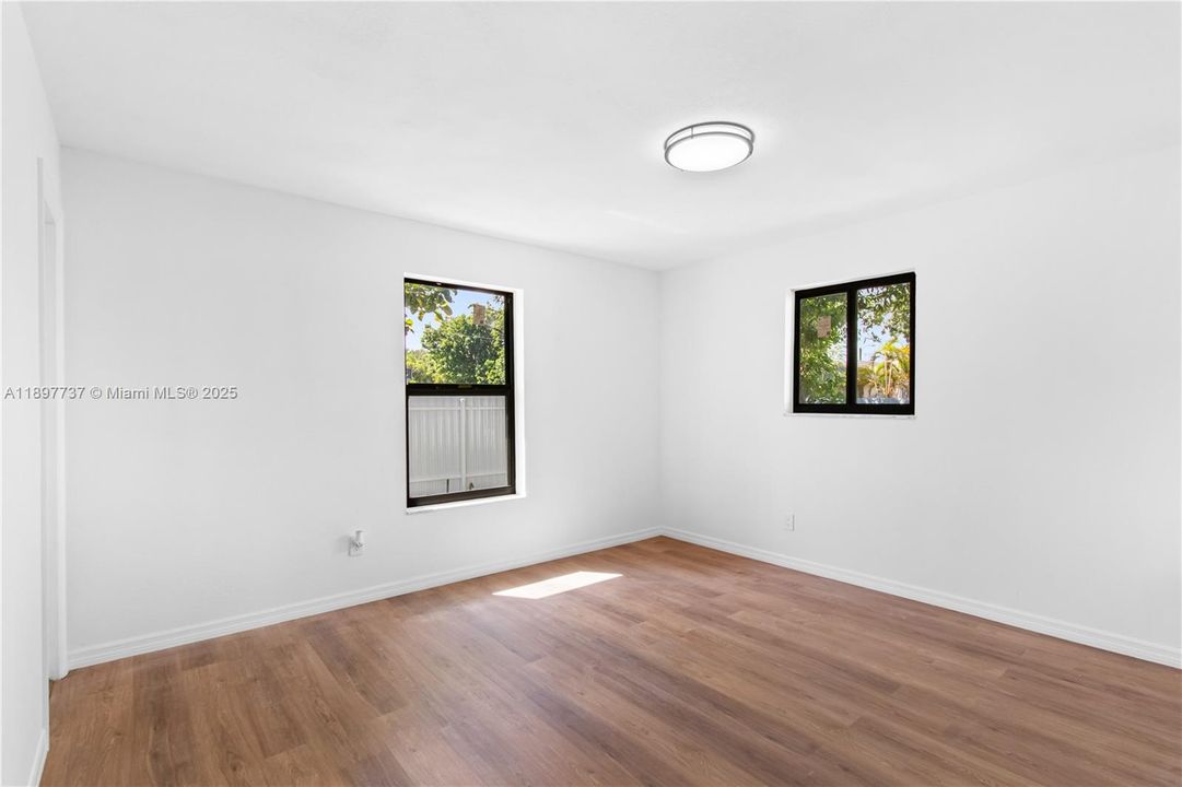 Под контрактом: $429,990 (3 спален, 2 ванн, 1050 Квадратных фут)