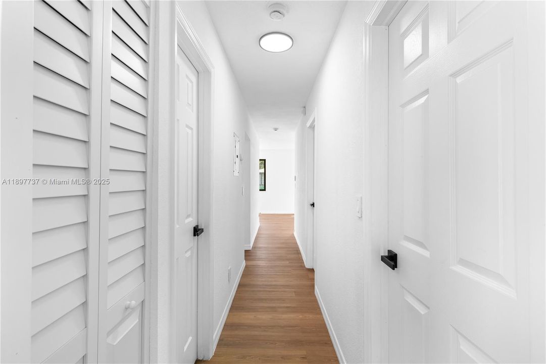 Под контрактом: $429,990 (3 спален, 2 ванн, 1050 Квадратных фут)