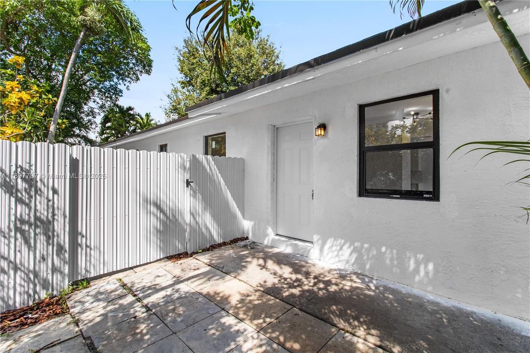 Под контрактом: $429,990 (3 спален, 2 ванн, 1050 Квадратных фут)